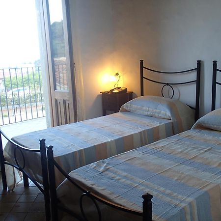 Patitiri Guest House Santa Teresa Di Riva Rom bilde