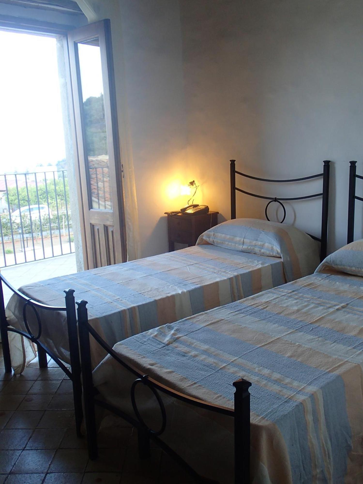 Patitiri Guest House Santa Teresa Di Riva Rom bilde