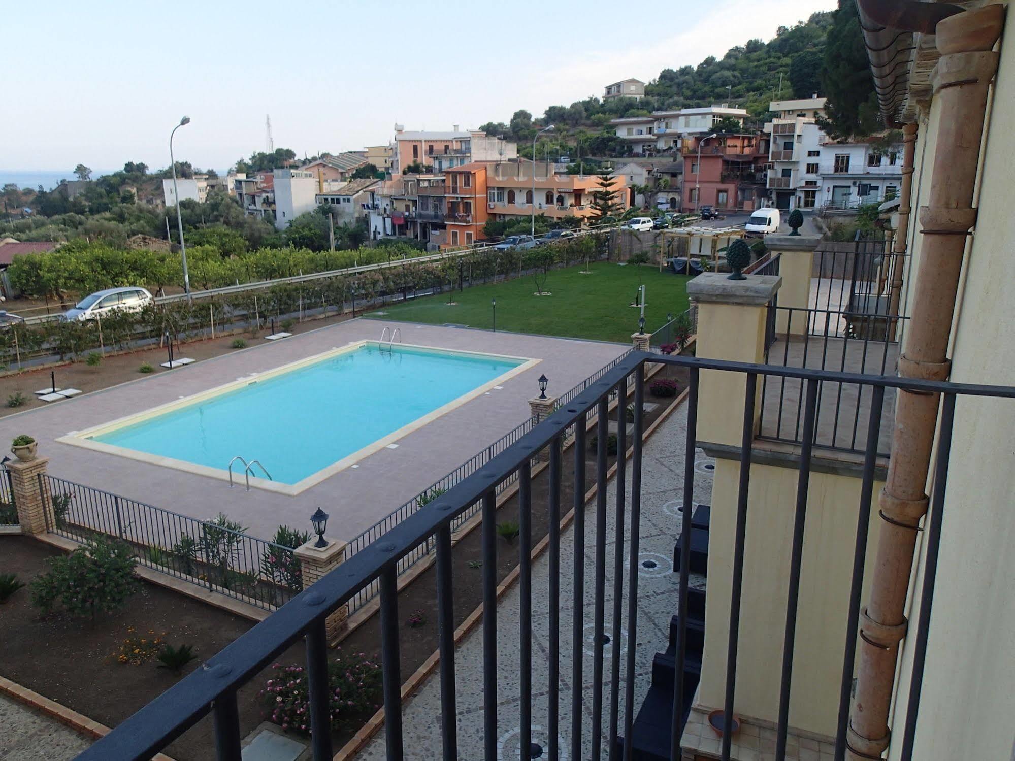 Patitiri Guest House Santa Teresa Di Riva Eksteriør bilde