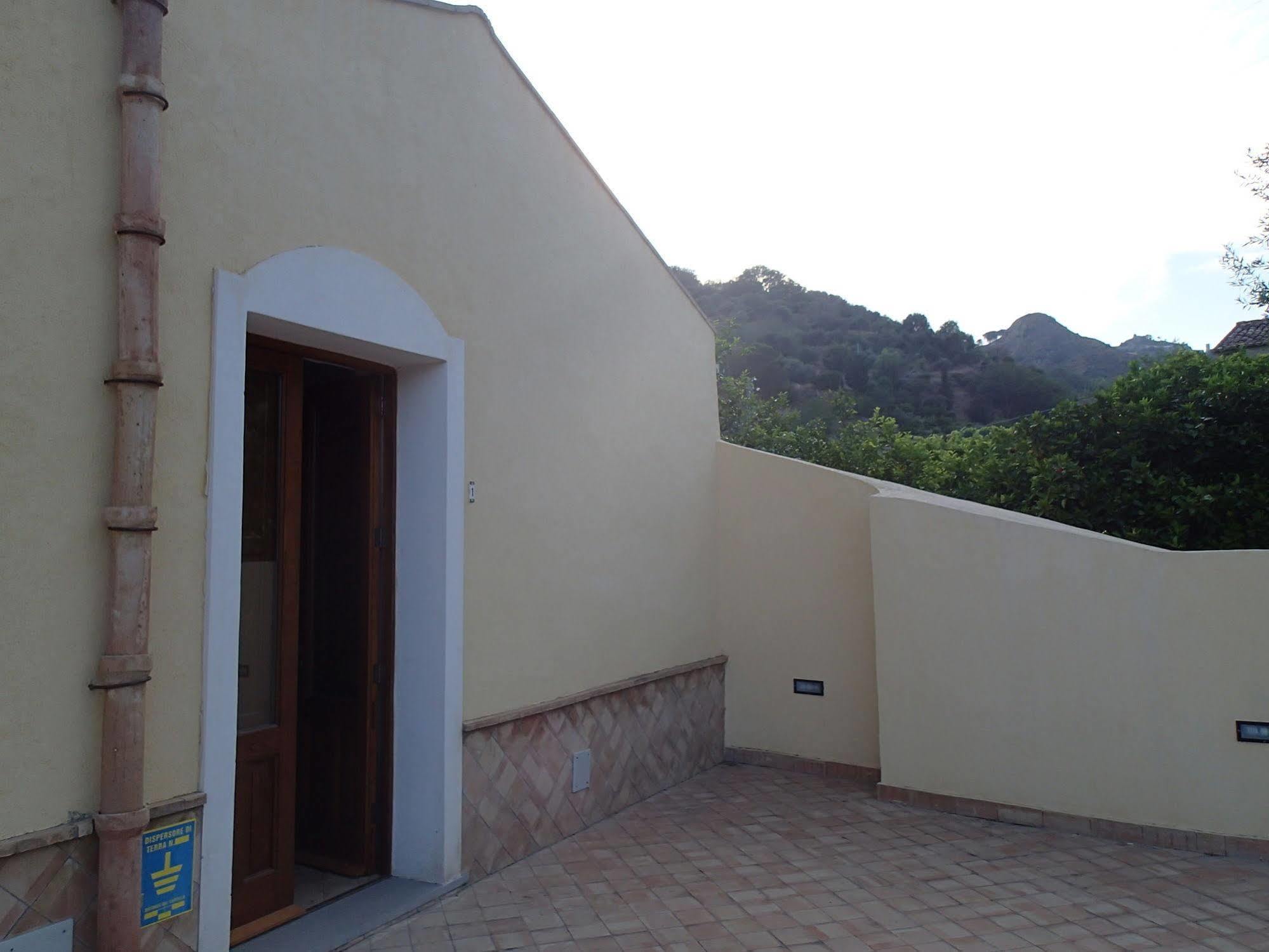 Patitiri Guest House Santa Teresa Di Riva Eksteriør bilde