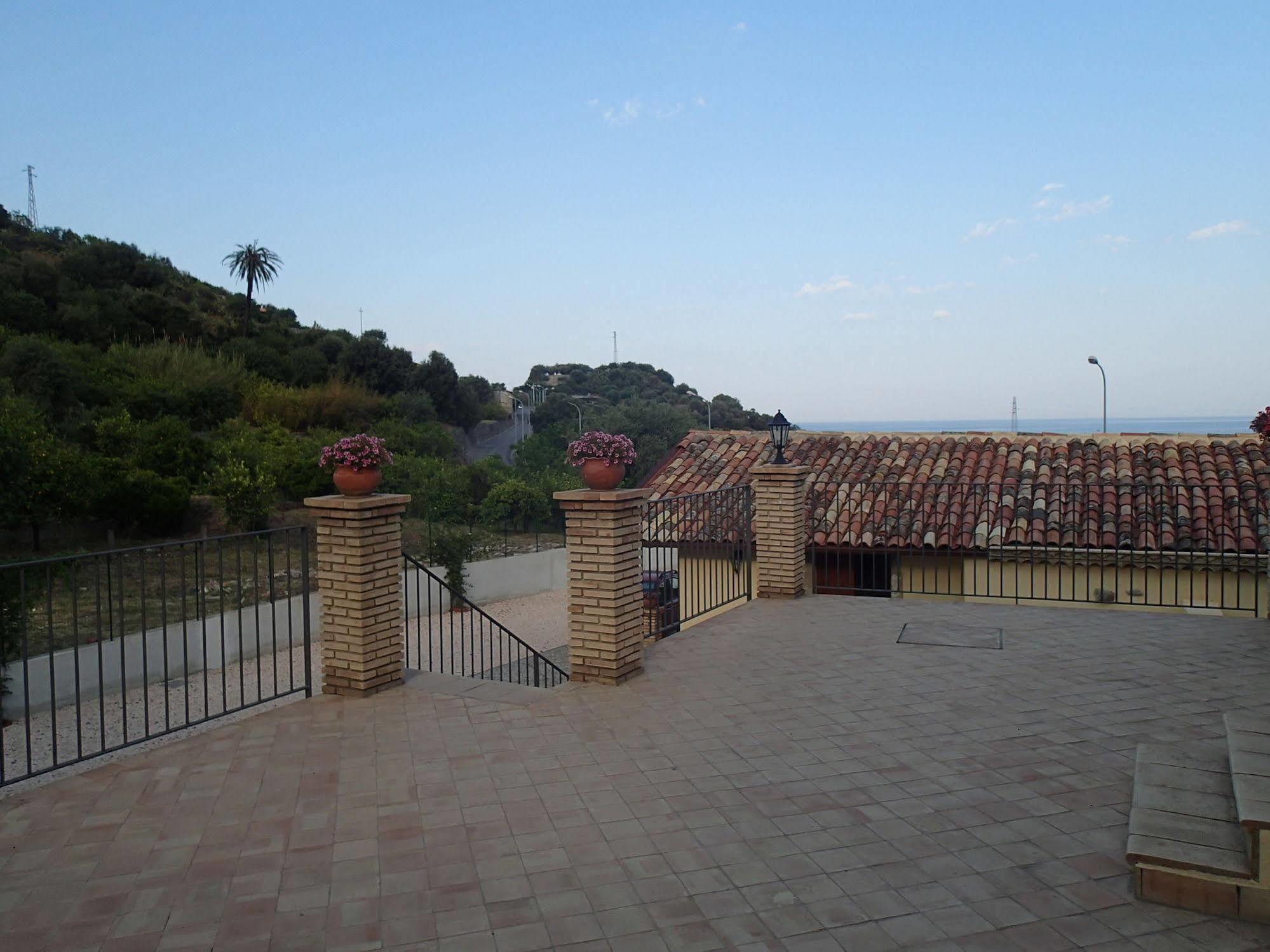 Patitiri Guest House Santa Teresa Di Riva Eksteriør bilde